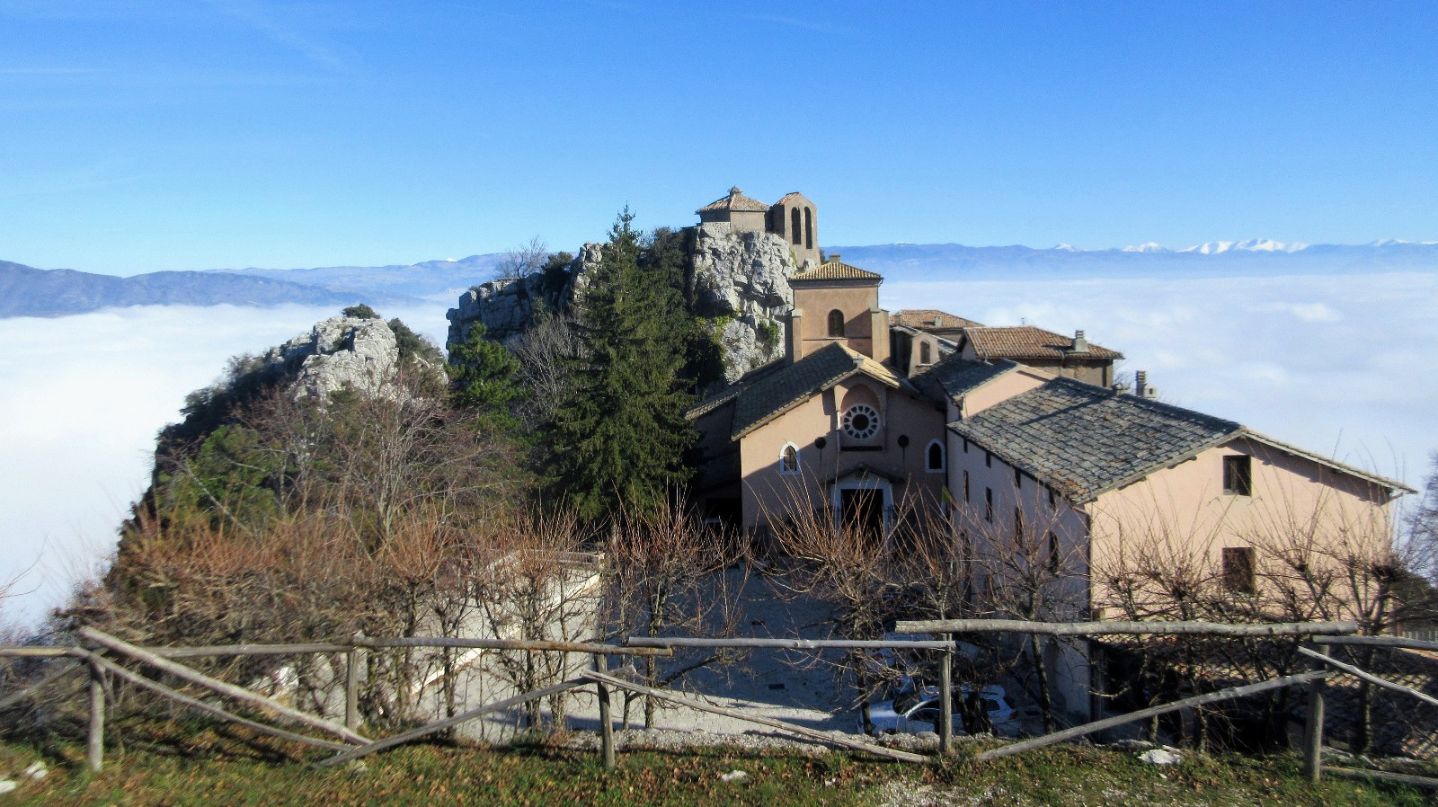 Il SANTUARIO della MENTORELLA per il SENTIERO WOJTYLA con STARTREKK